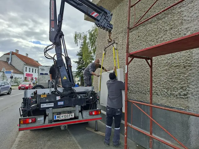 Mit einem Kran wurde die neue Steintafel an ihren Platz gehoben. | Foto: ÖBB