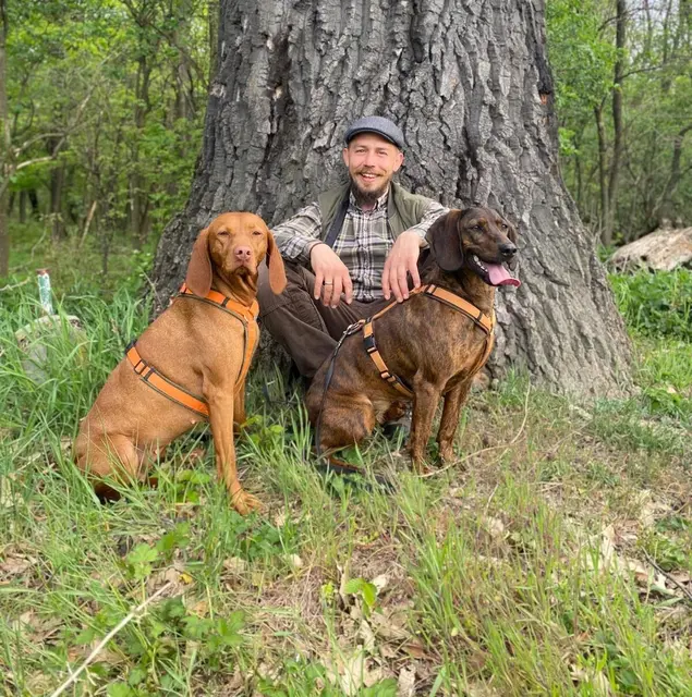 Kevin Bader-Mersich verbindet ganzheitliches Hundeverhaltenstraining mit individueller Ausbildung – vom Familienhund bis zum Jagdhund. | Foto: Kynogetikos