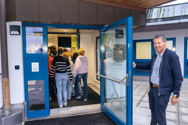 Dir. Hellmayr begleitet die neue Klasse | Foto: BHAK/BHAS/Fachschule für Sozialberufe mit Pflegevorbereitung Schwaz