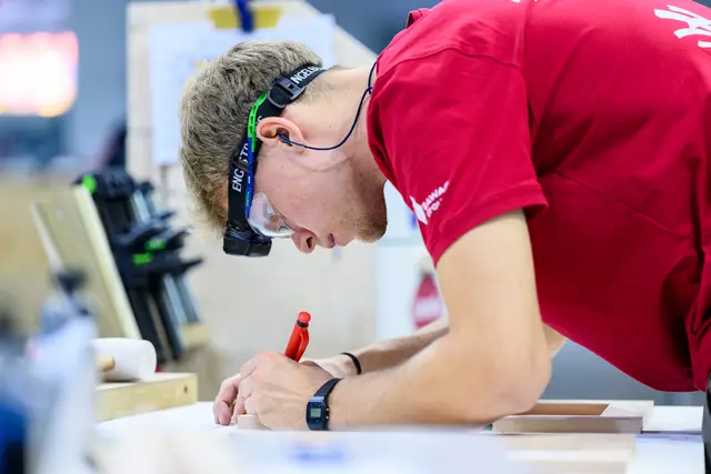 Für Elias Stephan aus Bad Sauerbrunn geht es in Shanghai um Gold: Bei den WorldSkills stellt der junge Fachmann sein Können im Möbelbau unter Beweis. | Foto: skillsaustria