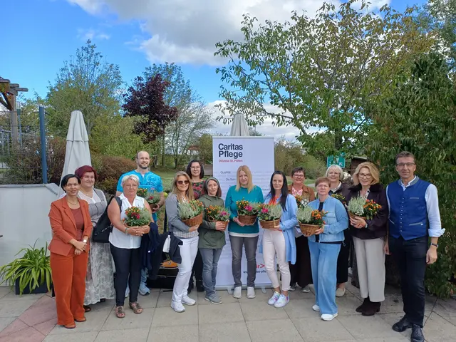 Bereichsleiterin Karin Thallauer, Kornelia Salzer, Anna Böhm, Robin Weixelbraun, Michaela Reuberger, Britta Lamprecht, Petra Falkner, Sonja Kurzmann, Michaela Dangl, Evelin Müllner, Alexandra Baumgartner, Marion Wesely, Beate Schmidt und Regionalleiter Erwin Silberbauer (v.l.) | Foto: Caritas