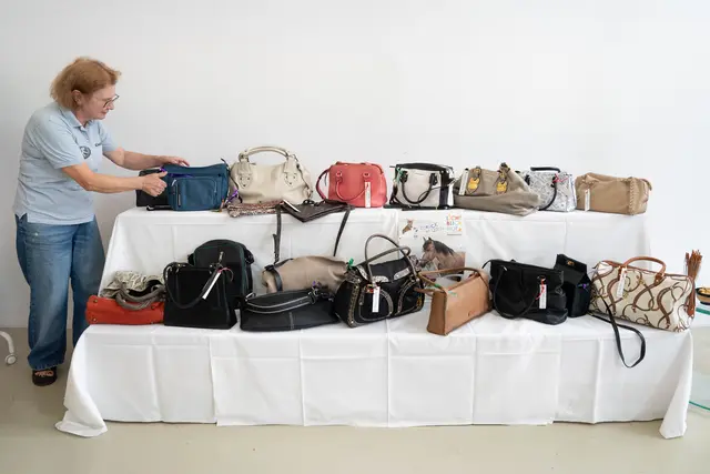 Zahlreiche Designerstücke standen zum Verkauf.  | Foto: Sade Jerabek/MeinBezirk