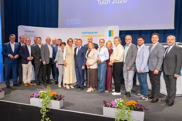 Landeshauptfrau Johanna Mikl-Leitner, Landesgeschäftsführer Matthias Zauner, Bezirksparteiobmann Nationalrat Johann Höfinger und Mitglieder des neuen Bezirksparteivorstandes | Foto: Weinwurm-Fotografie