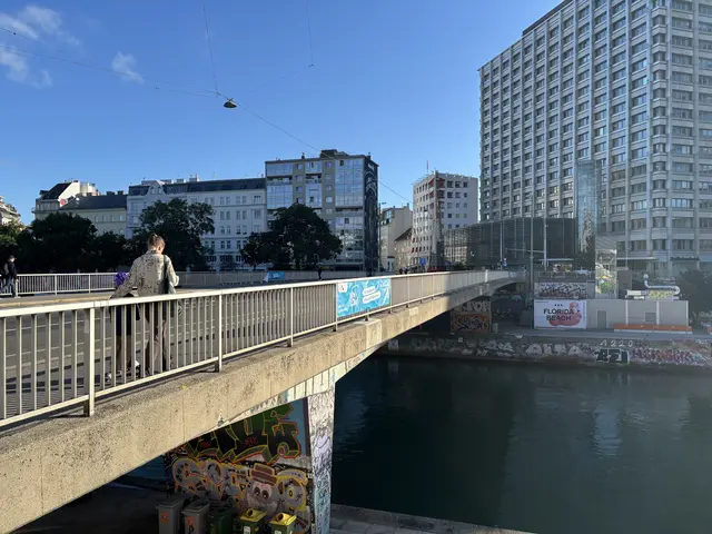 Die Salztorbrücke muss ab November 2026 für den Pkw- und Lkw-Verkehr gesperrt werden. Ab 2028 soll mit dem Neubau begonnen werden | Foto: Matthias Pandrea/MeinBezirk