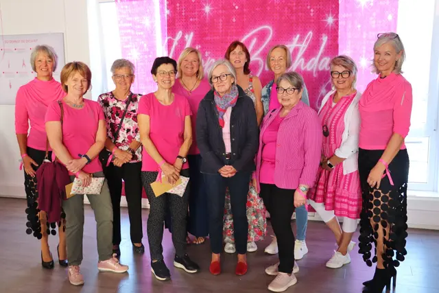 Gefeiert wurde in Pink: Petra Faszl-Plank (re) ehrte Damen, die seit 15 Jahren Mitglied im Fitnessstudio Mrs. Sporty sind. | Foto: Edith Ertl