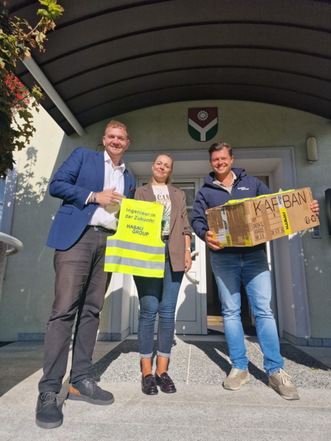 Thomas Altof mit Kiga-Leiterin Manuela Malenda und Oliver Hubacek von der Habaugroup.

 | Foto: Marktgemeinde Pucking 
