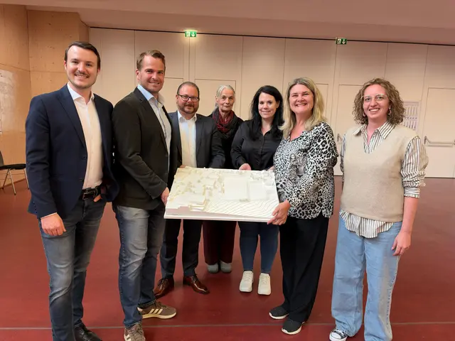Vize-Bgm. David Lugmayr, Gemeindevorstand Wolfgang Schögl, Vize-Bgm. Harald Strasser, Gemeinderätin Andrea Zwirchmayr, Direktorin Julia Schmid, Bürgermeisterin Inés Mirlacher, Direktorin Melanie Grill.

  | Foto: Gemeinde Ohlsdorf