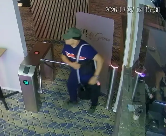 Wer kennt diesen Mann? Die Polizei bittet nach einem bewaffneten Raubüberfall in Vösendorf um Hinweise. | Foto: Landespolizeidirektion Niederösterreich
