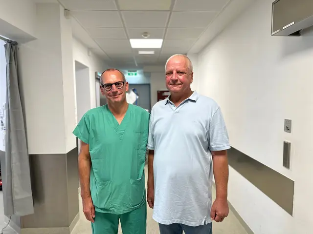 Vorstand der kardiologischen Abteilung Alexander Geppert und der Patient nach der erfolgreichen Operation.  | Foto: WIGEV/Paul Löschnauer