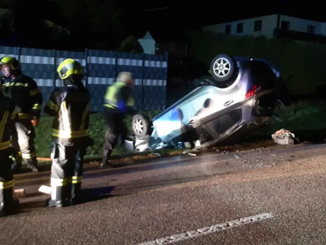 Das Unfallauto landete auf dem Dach. | Foto: Feuerwehr Peterskirchen