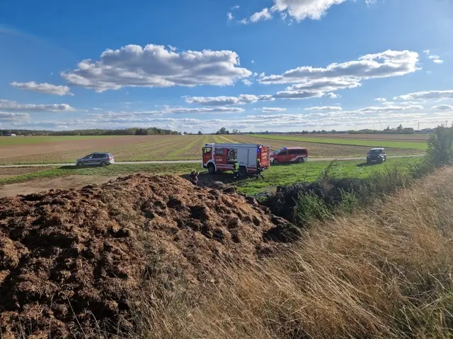Nach Eintreffen am Brandort konnte durch den Einsatzleiter ein brennender Misthaufen wahrgenommen werden, wobei das Feuer auf den angrenzenden Bahndamm überzugreifen drohte.  | Foto: FF Göpfritz/Wild