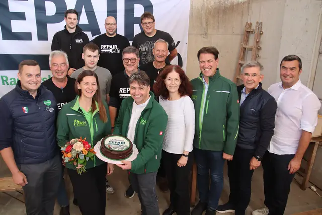 Die Ehrengäste und das Reperaturteam feierten den fünften Jahrestag | Foto: MeinBezirk/Herwig Brucker