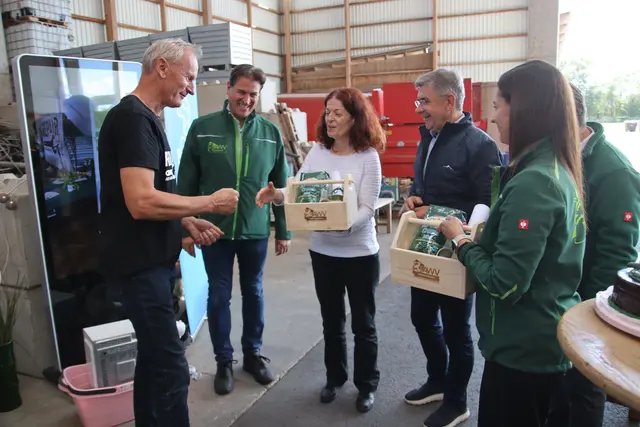 Die ehrenamtlichen Helfer bekamen als Dank für ihre Arbeit ein kleines Geschenk  | Foto: MeinBezirk/Herwig Brucker