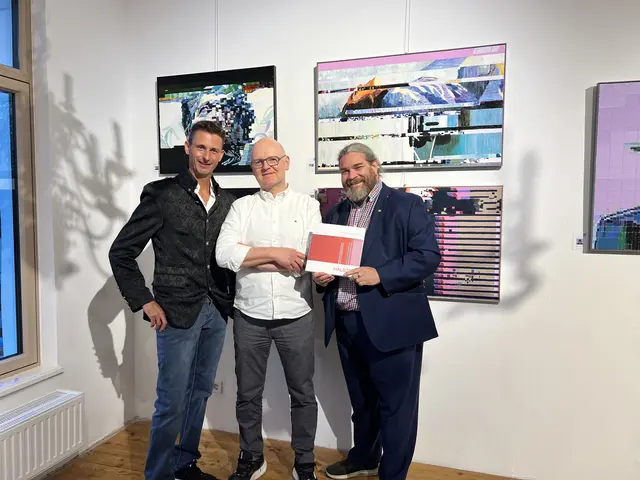 Der Langenloiser Künstler Jürgen Wagner zeigt seine spannende Ausstellung mit dem Titel "Pixel &amp; Glitch" im Geschäftslokal von Antiquitäten Paul in Krems. 
Hausherr Restaurator Paul Kreindl, Künstler Jürgen Wagner, Gemeinderat Klaus Bergmaier
 | Foto: Jürgen Wagner