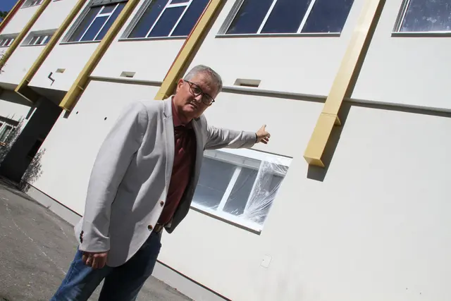 In diesem Bereich könnte noch im Herbst mit der Errichtung eines Gerüsts für die Beschattung der Turnsaalfassade begonnen wird. „Wir sind startklar!“ hofft Waltl auf eine politische Lösung. | Foto: Josef Fürbass