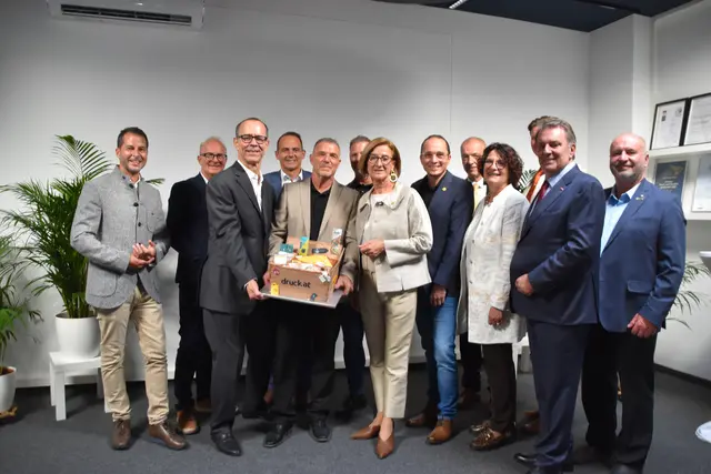 Gruppenfoto mit allen Ehrengästen und druck.at Geschäftsführung. | Foto: Mirjam Preineder