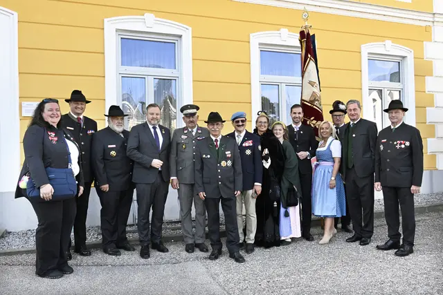 Walter Haslehner, Obmann Kameradschaftsbund St. Marien (Mitte), Bundesrat Mag. Franz Ebner (4.v.l.), Bürgermeister Walter Lazelsberger (5.v.r.), Vizebürgermeisterin Antonia Illecker (4.v.r.), Ehrenbürger Bgm a.D. Helmut Templ (2.v.r.), Vizepräsident des Kameradschaftsbundes Michael Gruber (2.v.r.).

 

 | Foto: Thomas Markowetz