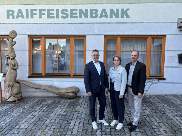 Raiffeisenbank Oberes Waldviertel-Geschäftsführer Jürgen Anderl, Bürgermeisterin Elisabeth Wachter und Vizebürgermeister Martin Hackl. | Foto: Marktgemeinde Großschönau