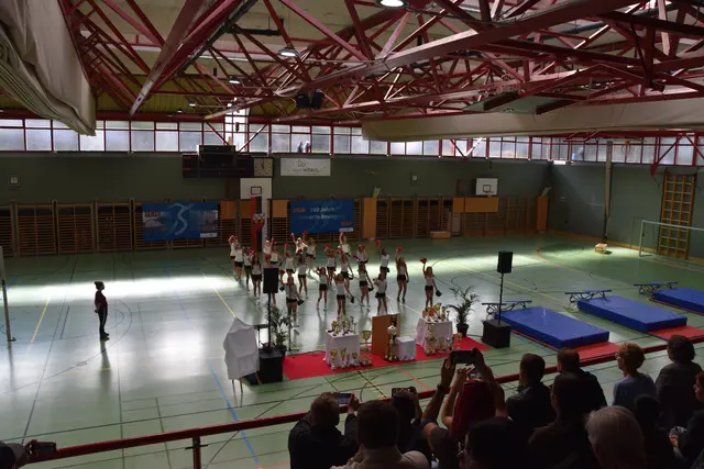 Die Cheerleaderinnen starteten den Reigen an Showeinlagen.  | Foto: Barbara Fluckinger