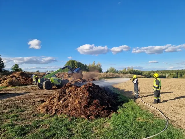 Nachdem mit der Wärmebildkamera immer wieder weitere Glutnester aufgefunden wurden, musste der Misthaufen in mühevoller Kleinstarbeit mit einem Telelader zerteilt und die aufflammenden Glutnester mittels zweier C-Strahlrohre abgelöscht werden.  | Foto: FF Göpfritz/Wild