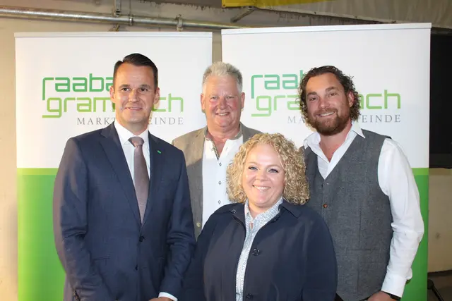 Freude über die Dachgleiche bei Landesrat Stefan Hermann, Bürgermeister Karl Mayrhold, Martina Paar (Leiterin GTS), und Direktor Florian Mangge (VS Raaba) | Foto: Marktgemeinde Raaba-Grambach