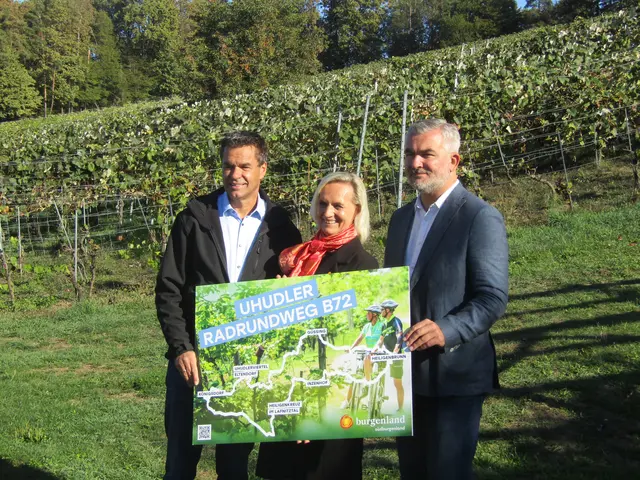 Dietmar Tunkel, Monika Rauscher und Heinrich Dorner präsentieren den Radrundweg B72.