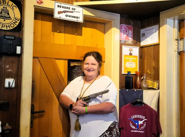 Potentielle Pächter sollten sich trotz dieser augenzwinkernden Botschaft in Rosis Saloon wagen | Foto: Eckhart Herbe