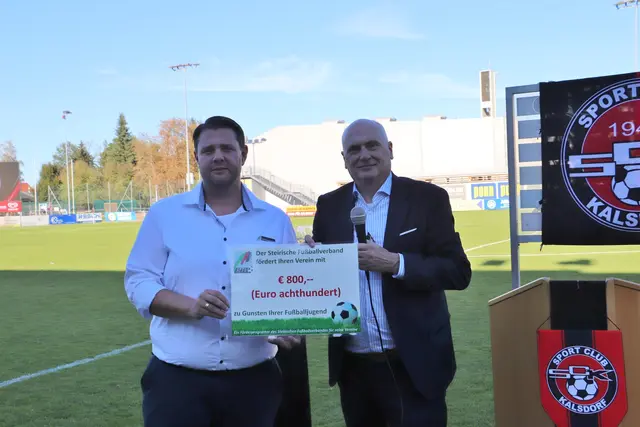 Wolfgang Bartosch kam nicht mit leeren Händen. Zum Jubiläum überreichte der Präsident des Steirischen Fußballverbandes an SC Kalsdorf-Obmann Andreas Bedianitsch einen Scheck über 800 Euro für die Jugendförderung.  | Foto: Edith Ertl