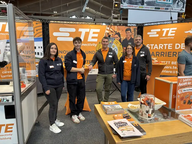Firma TE Connectivity aus Dimling: Lehrlinge: Celina Schön und Fabian Pec, mit Product Engineer Markus Langsteiner, Peronalleiterin Tanja Granner und Lehrlingsausbildner Christian Lapacka. | Foto: Kerstin Freisleben-Schöbel