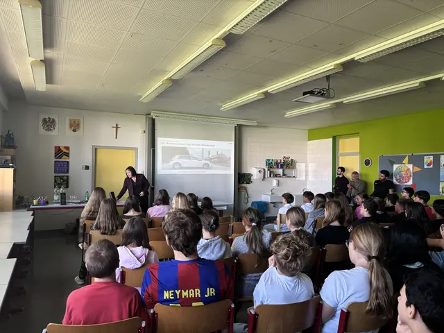 Vier siebte Klassen der Neusiedler Sportmittelschule nahmen am Sicherheitsvortrag der ÖBB "Sicherheit macht Schule" teil. | Foto: Dorottya Fejes/MeinBezirk