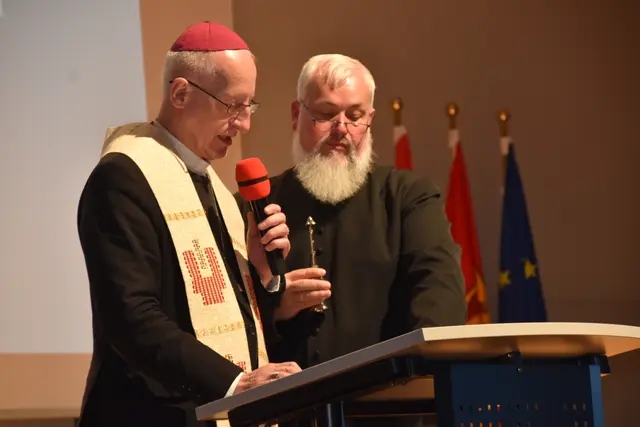 Weihbischof Franz Scharl und Bischofsvikar Norbert Filipitsch führten die Segnung durch. | Foto: MeinBezirk/Michael Strini