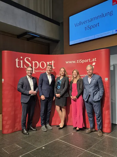 v.li.: LHStv Philip Wohlgemuth, Präsident Robert Petutschnigg, Simone Larcher (Vorständin Abteilung Sport des Landes), Eva Dollinger (2. Vizepräsidentin) und Thomas Pupp (1. Vizepräsident). | Foto: Land Tirol/Straka