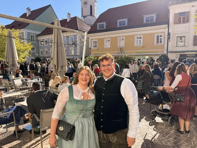 Kundenbetreuerin Julia und Kundenbetreuer Jonas am St. Veiter Wiesenmarkt.  | Foto: MeinBezirk.at