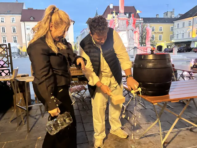 Beim traditionellen Fassanstich wurde die Übernahme des Siegls gebührend gefeiert.