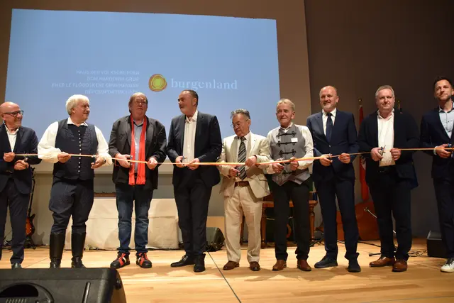 Gemeinsam wurde das symbolische Band zur Eröffnung durchgeschnitten: Josko Vlasich, Attila Somogyi, Horst Horvath, Hans Peter Doskozil, Emmerich Gärtner-Horvath, Ludwig Frauer, Josef Buranits, Klaus Glavanits und Oliver Snurer | Foto: MeinBezirk/Michael Strini
