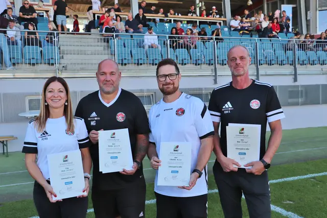 Silberne Ehrennadeln für die Jugendtrainer Petra Jermol, Markus Gosch, Christian Kauc und Rene Kungl, die den Funken der Fußballbegeisterung auf den Spielernachwuchs überspringen lassen. | Foto: Edith Ertl