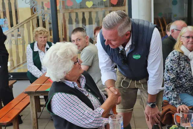 LH Mario Kunasek nahm sich Zeit für Gespräche mit den Besuchern und setzte die Hemmschwelle für einen Plausch mit dem Landeshauptmann nieder an.  | Foto: Edith Ertl