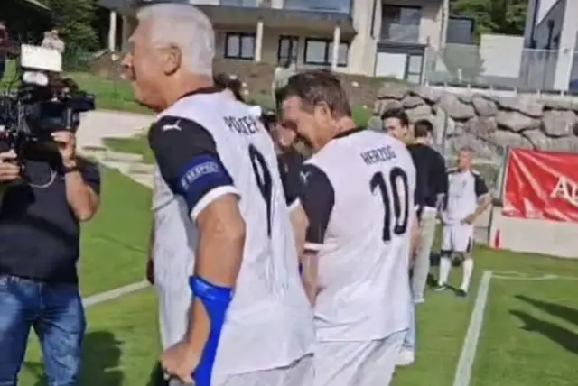Screenshot des lustigen Polster-Clips in den sozialen Netzwerken mit Andi Herzog. | Foto: Doppelpacktoni Instagram
