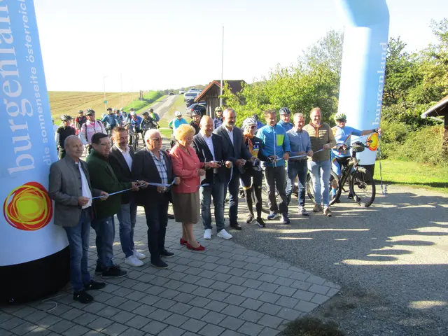 Das Eröffnungskomitee am Eingang des Uhudlerviertels Eltendorf.