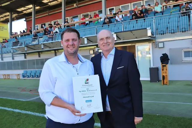 Präs. Wolfgang Bartosch zeichnete beim Jubiläum 80 Jahre SC Kalsdorf dessen Obmann Andreas Bedianitsch mit der Ehrennadel in Gold aus. | Foto: Edith Ertl