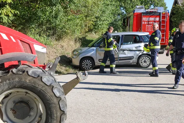 Nach der Kollision mit einem Traktorgespann wurde ein schwer beschädigter Pkw in Eschenau im Hausruckkreis von der Unfallstelle geborgen. Eine Person erlitt Verletzungen und wurde per Notarzthubschrauber ins Krankenhaus gebracht. | Foto: laumat/Matthias Lauber