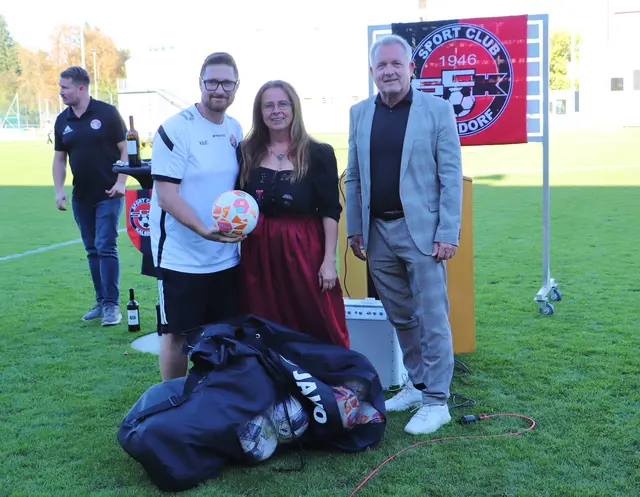 Bgm. Manfred Komericky und Ausschuss-Obfrau Monika Dunkl übergaben zwei Dutzend Fußbälle an Jugendleiter Christian Kauc. | Foto: Edith Ertl