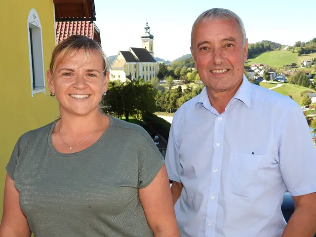 VP-Obfrau Adelheid Treusch wurde als Bürgermeisterkandidatin der VP für die Wahl 2027 nominiert. Sie löst den Vizebürgermeister Raimund Gerlinger ab, der bis jetzt als Bürgermeisterkandidat der VP Waldhasuen galt. Rechts Bürgermeister Franz Gassner, der bis zur Wahl 2027 bleibt.   | Foto: Robert Zinterhof