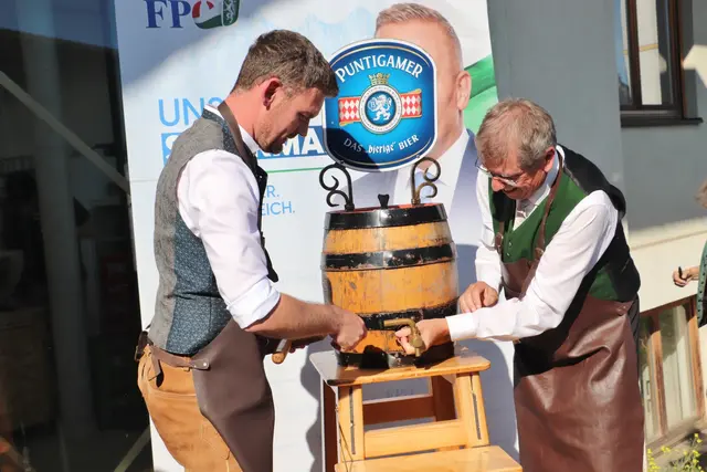 FP-Vzbgm. David Wilfling (li) und VP-Bgm. Erich Gosch beim Bieranstich | Foto: Edith Ertl
