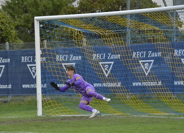 JUNIORS: Goalie "Tobi" Rockenschaub bei Strafstoß in die falsche Richtung abgetaucht