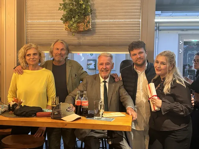 Start in eine neue Ära: Barbara Csuka und Paul Schörner übernehmen das Siegls. Bürgermeister Klaus Schneeberger gratulierte den neuen Betreibern zum Neustart.
