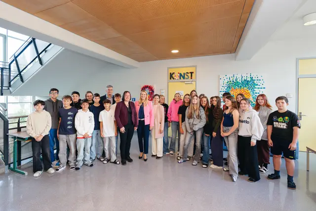 Karin Kroneder, Leiterin Sicherheit und Qualität der ÖBB-Infrastruktur AG, Landesrätin Daniela Winkler und Margit Luisser, Direktorin NMS Neusiedl, mit Schüler:innen der NMS Neusiedl. | Foto: ÖBB, Lukas Leonte 