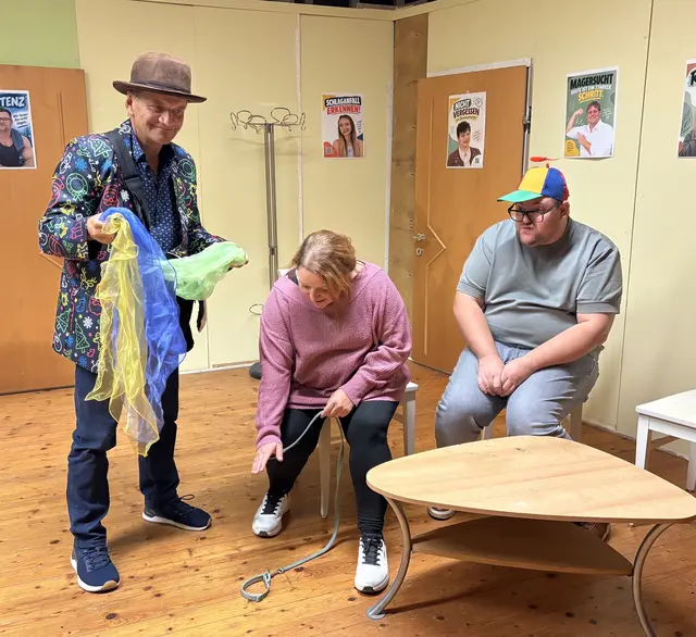 Im Gasthaus Hader in Waldhausen spielt das Grenzlandtheater Waldhausen ab 24. Oktober 2026 das Stück "Sch(m)erz lass nach". Die Komödie in drei Akten von Jasmin Leuthe wird die Lachmuskeln strapazieren. | Foto: Grenzlandbühne Waldhausen