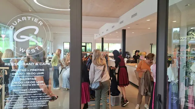 Das Interesse an der ersten Dirndltauschbörse im Quartier West war enorm. | Foto: Heidi Wimmer