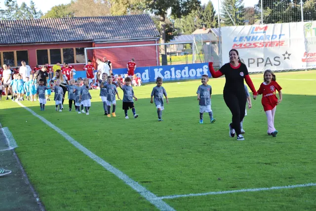 Den Festakt zum 80-jährigen Jubiläum des SC Kalsdorf eröffnete die Jugend. 170 Nachwuchskicker, beginnend von der U6, marschierten am Fußballplatz ein. | Foto: Edith Ertl